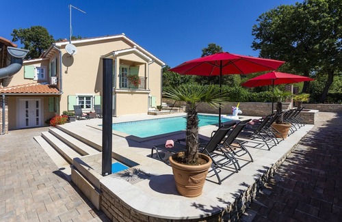 Muzini Villa | Idyllic Holiday Home for 10 with Pool in Serene Setting