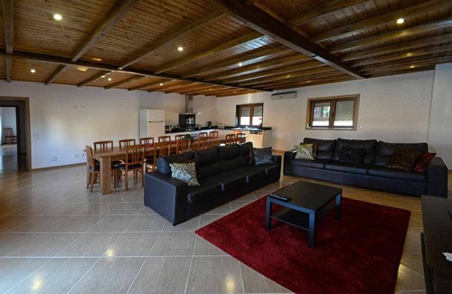 Codecoso House | Spacious Holiday Home for 17 with Private Pool & Barbecue