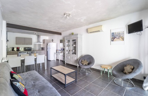 Camaret-sur-Aigues Villa | Experience 'Le Gîte De Tante Berthe' with Pool & Mountain Views