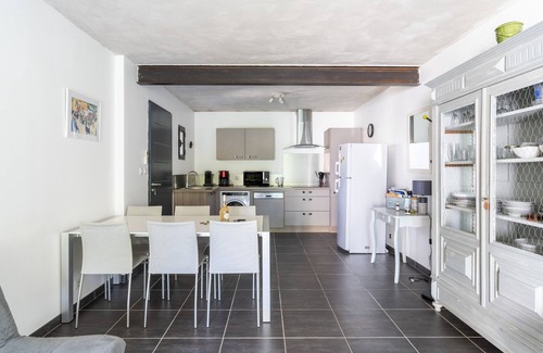 Camaret-sur-Aigues Villa | Experience 'Le Gîte De Tante Berthe' with Pool & Mountain Views