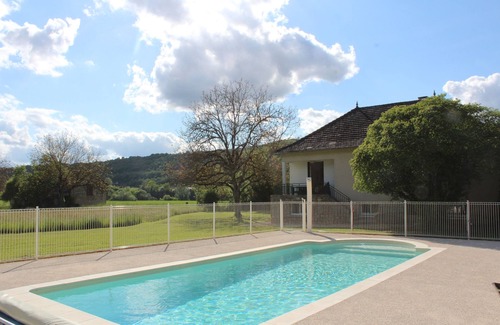 Condat-sur-Vezere House | Idyllic Holiday Home with Private Pool and Scenic Hill Views