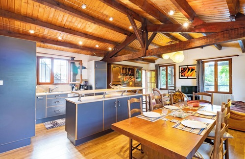 Montpon-Menesterol House | Enchanting Holiday Home 'Maison De Caractères' with Pool