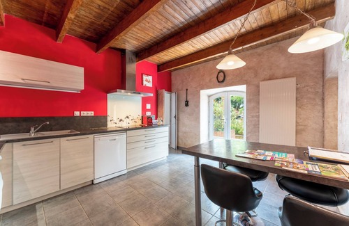 Pont-Saint-Esprit House | Relax at Holiday Home 'Mas De La Tontine' with Garden & Wi-Fi