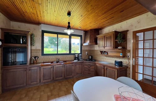 Saint-Quay-Perros House | Holiday Home 'Granit Cocoon By Madame Est Servie' with Terrace, Garden and Wi-Fi