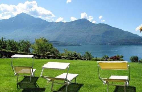 Domaso House | Pet-Friendly Holiday Home Gabriella with Hot Tub & 10/10 Score