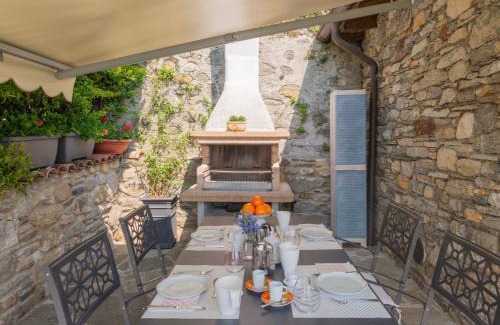 Domaso House | Pet-Friendly Holiday Home Gabriella with Hot Tub & 10/10 Score