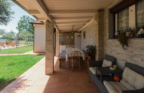 Kastelir-Labinci House | Inviting Holiday Home Giovanna: Oceanfront & Family Friendly