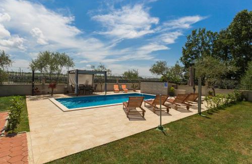 Kastelir-Labinci House | Inviting Holiday Home Giovanna: Oceanfront & Family Friendly