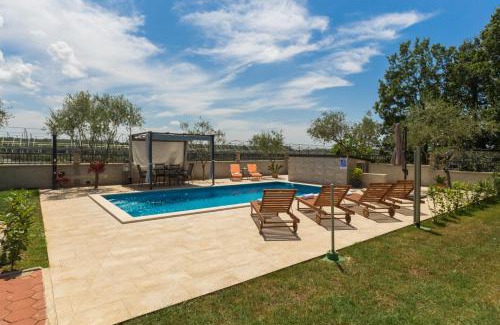 Kastelir-Labinci House | Inviting Holiday Home Giovanna: Oceanfront & Family Friendly