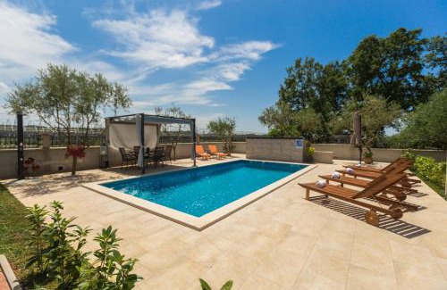 Kastelir-Labinci House | Inviting Holiday Home Giovanna: Oceanfront & Family Friendly