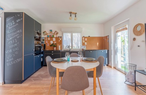 Orange House | Relaxing Holiday Home with Jacuzzi, Private Terrace & Wi-Fi