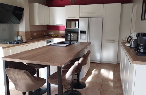 Huille House | Spacious Holiday Home 'Gîte Bleu' with Private Terrace & Wi-Fi