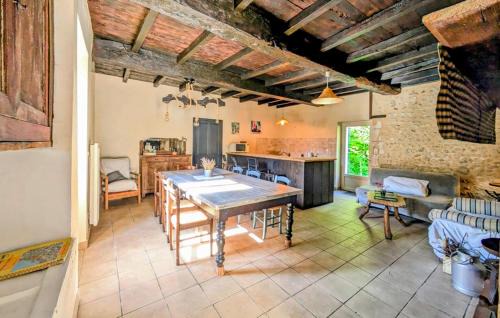 Grignols House | Cozy Retreat in Grignols with Family-Friendly Kitchen