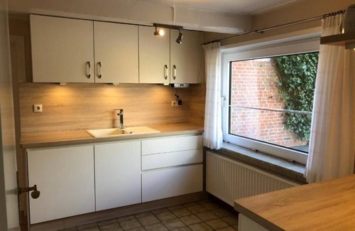 Langenhorn House | Inviting Holiday Home "Großes Reetdachhaus Langenhorn" with Wi-Fi