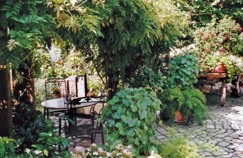 Neuried House | Family-Friendly Getaway at Holiday Home Haus Schwärzel