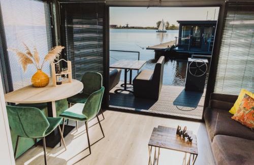 Municipality of Uitgeest Resort | Cozy Oceanfront Holiday Home De Meerparel-1 for Families