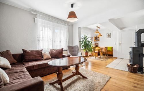 Herschdorf House | Inviting Home in Grobreitenbach with Family-Friendly Kitchen