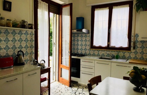 Marina di Pietrasanta House | Cozy Holiday Home with Garden Near the Ocean - Rated 9.8