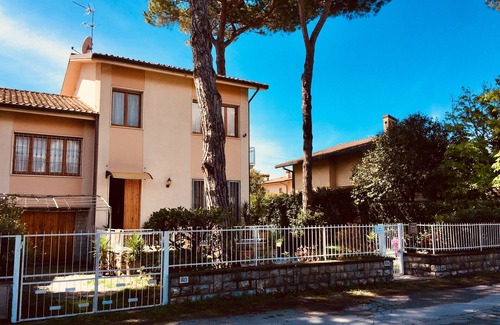 Marina di Pietrasanta House | Cozy Holiday Home with Garden Near the Ocean - Rated 9.8