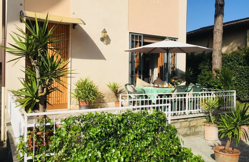 Marina di Pietrasanta House | Cozy Holiday Home with Garden Near the Ocean - Rated 9.8