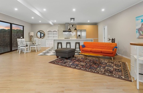 Clarks Beach House | Holiday Home I Heated Pool