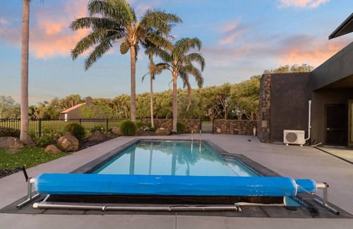 Clarks Beach House | Holiday Home I Heated Pool