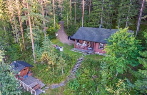 Lotjola House | Cozy Holiday Home Illanvirkku with Hot Tub & Pet Friendly
