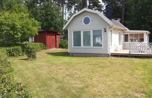 Kallby House | Holiday home in a dream location 30 meters from Lake Vänern