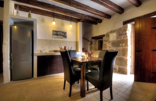 Kotli House | Tranquil Holiday Home for Nature Lovers with Pool & Ocean View