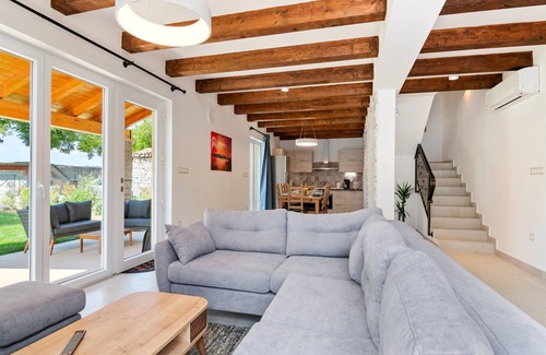 Lanisce House | Charming Holiday Retreat with Pool and Terrace near Buzet