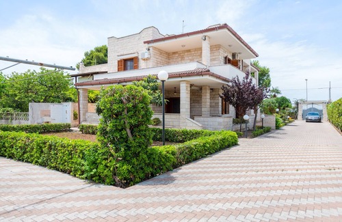 Taranto House | Cozy Holiday Home in Chiara with Breakfast & Family Amenities
