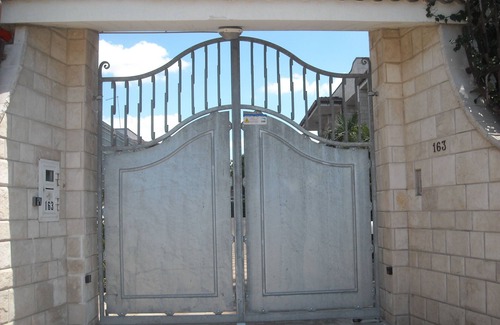 Taranto House | Cozy Holiday Home in Chiara with Breakfast & Family Amenities