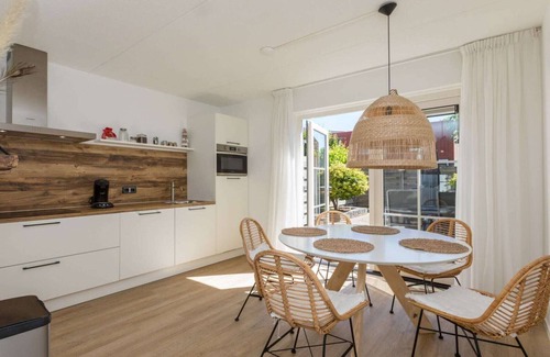 Domburg House | Tranquil Beachside Retreat with Ocean View and Breakfast