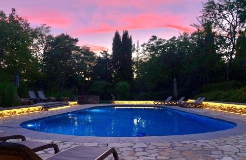 Les Eyzies House | Family Retreat in a Fairytale Village with Pool Access