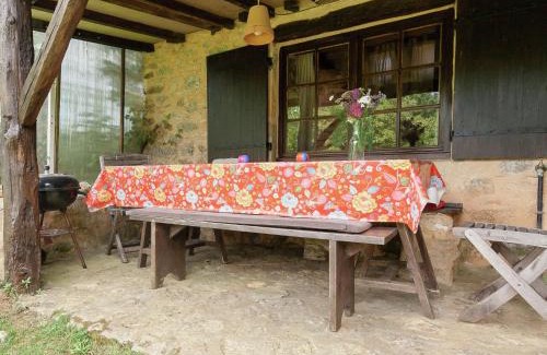 Les Eyzies House | Family Retreat in a Fairytale Village with Pool Access