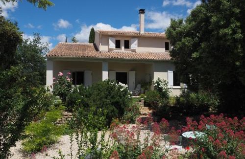 Villes-sur-Auzon House | Inviting Holiday Home with Pool and Garden Retreat