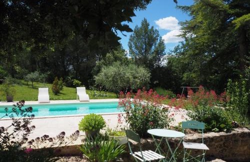 Villes-sur-Auzon House | Inviting Holiday Home with Pool and Garden Retreat