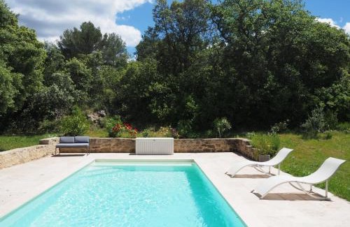 Villes-sur-Auzon House | Inviting Holiday Home with Pool and Garden Retreat