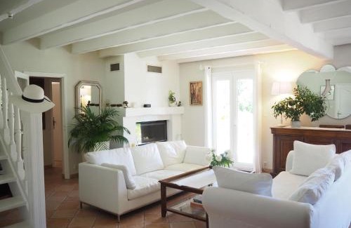 Villes-sur-Auzon House | Inviting Holiday Home with Pool and Garden Retreat