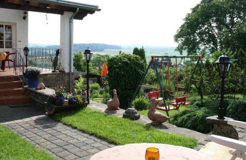 Ittel House | Cozy Ittel Holiday Home with Balcony, BBQ & Parking