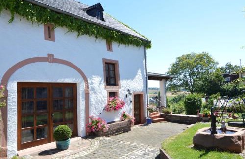Ittel House | Cozy Ittel Holiday Home with Balcony, BBQ & Parking