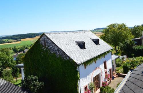Ittel House | Cozy Ittel Holiday Home with Balcony, BBQ & Parking