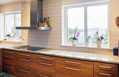Klovedal House | Cozy Holiday Home in Klövedal with Breakfast & Family Friendly