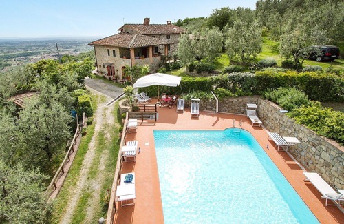 Giugnano House | Cozy Holiday Home in Larciano with Pool and Breakfast