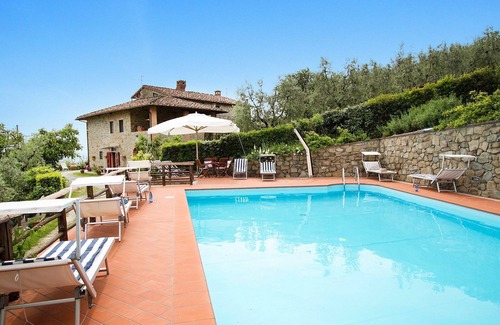 Giugnano House | Cozy Holiday Home in Larciano with Pool and Breakfast
