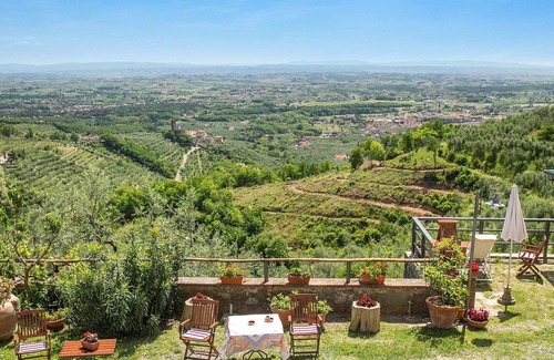 Giugnano House | Cozy Holiday Home in Larciano with Pool and Breakfast