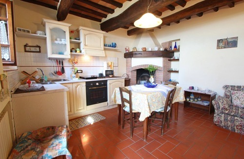 Giugnano House | Cozy Holiday Home in Larciano with Pool and Breakfast