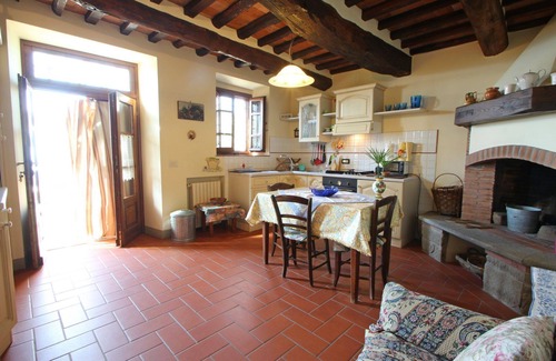 Giugnano House | Cozy Holiday Home in Larciano with Pool and Breakfast
