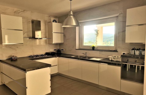 Leonforte House | Discover Belvilla by OYO Villa Leonforte with Private Pool