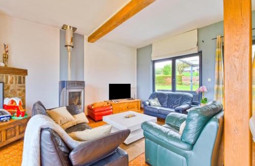 Lierneux House | Cozy Holiday Home in Lierneux with Garden and Pet Amenities